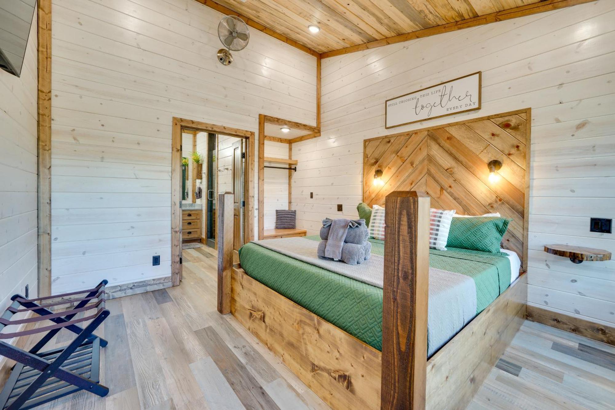 Hébergement de vacances With Hot Tub, Pool Table And Fire Pit *