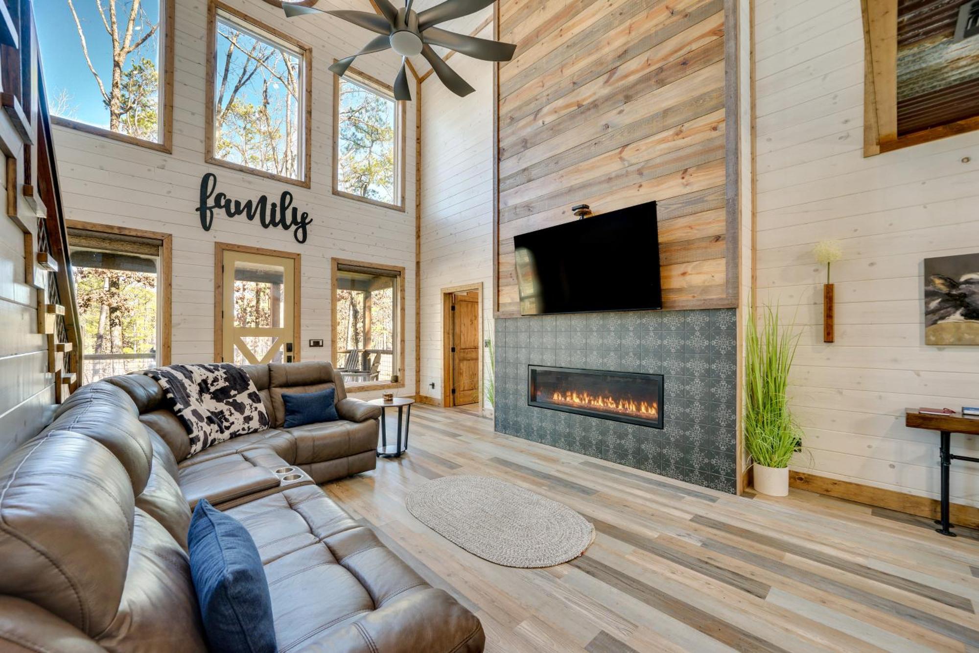 With Hot Tub, Pool Table And Fire Pit Hébergement de vacances