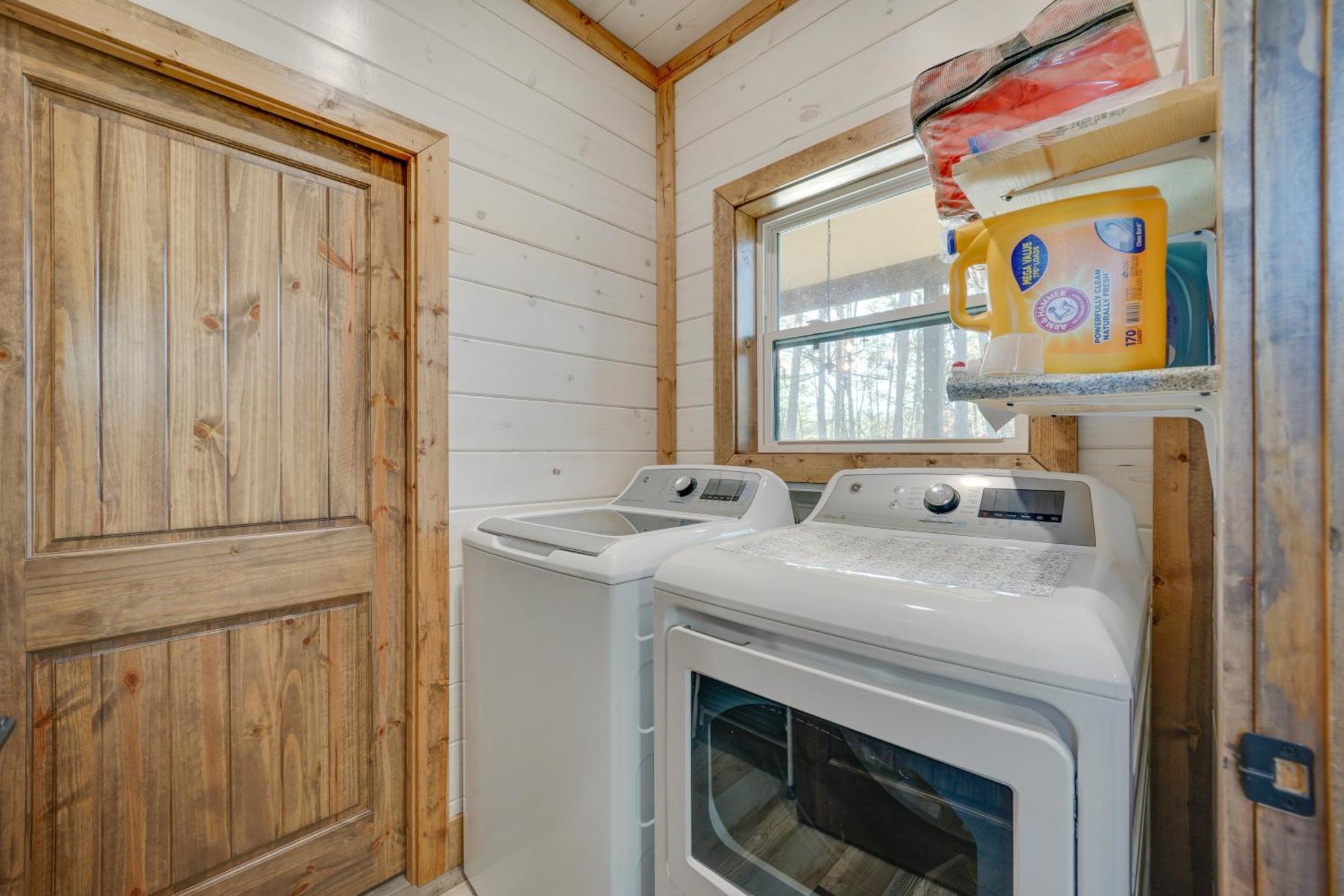 With Hot Tub, Pool Table And Fire Pit Hébergement de vacances *