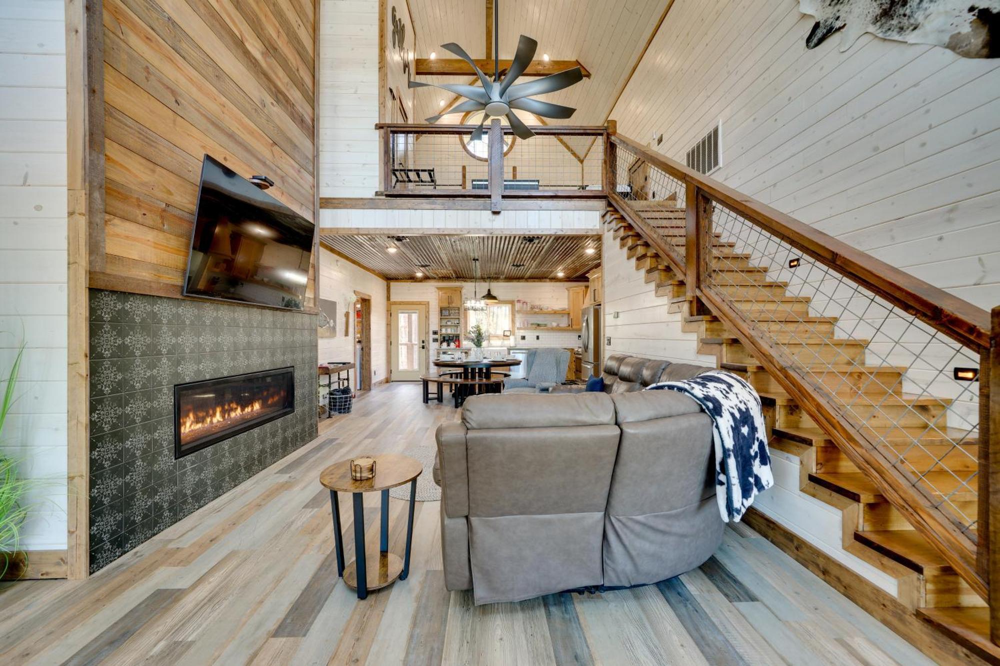 Hébergement de vacances With Hot Tub, Pool Table And Fire Pit Broken Bow