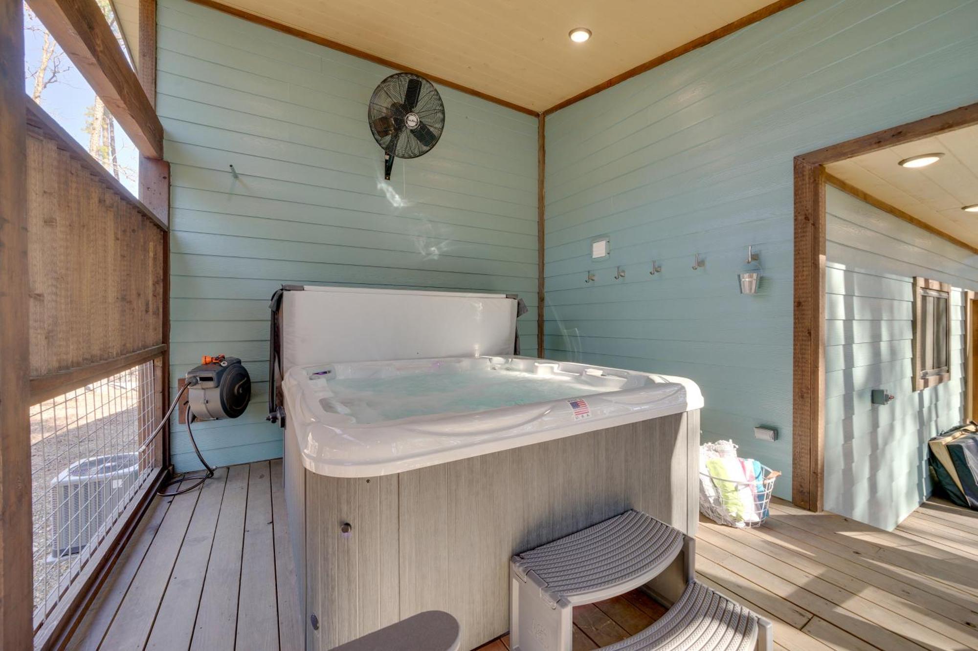 Hébergement de vacances With Hot Tub, Pool Table And Fire Pit